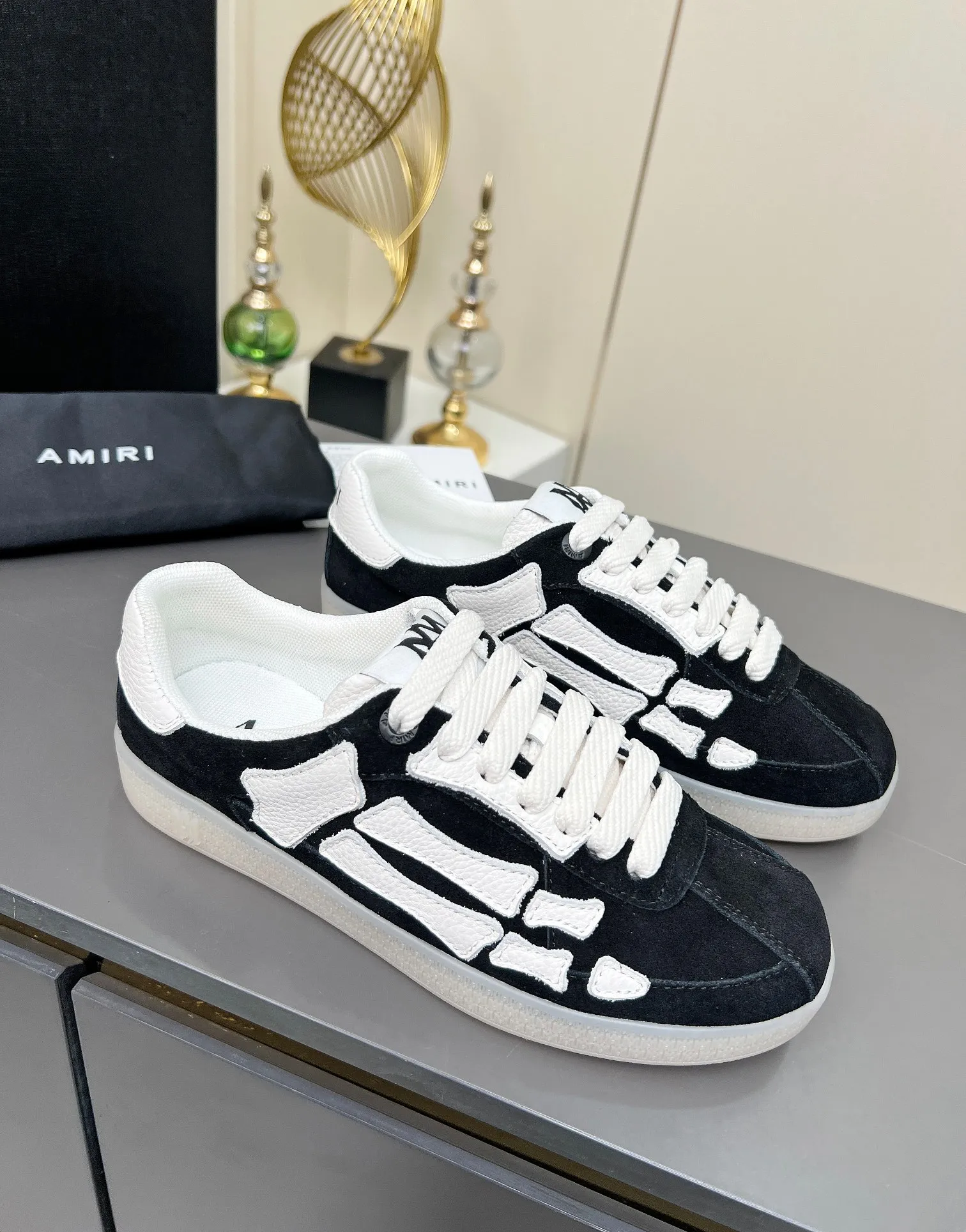 Men's Men's Shoes 💰580 Bone Shoes · AMIRI Skel-Top AMIRI 🔥 launches a new "ThePacific" series of low-top casual sports moral training shoes in the early spring of 2025. This iconic shoe covers men's and women's shoes, drawing inspiration from the brand's classic sports style and elegantly integrating West Coast style. "The Pacific" contrasting five-pointed star series is rooted in Amiri's unique California genes, showing the freedom and leisure atmosphere of the West Coast. This series launches two styles that incorporate the brand's iconic elements: the leather version is made of pure white leather with a same-color sole, and is embellished with star patterns on the side of the shoe, just like the bright starry sky of California. The black and ocean blue colors are shared by men and women, and there is also a red star model exclusive for men and a light pink star model exclusive for women. The suede model is decorated with the brand's classic bone pattern on the side of the shoe. The rubber sole and suede fabric complement each other. The color scheme covers black, chocolate and sand, and is suitable for both men and women. Made of imported cowhide and decorated with bone pieces on the sides of the upper, it is novel and unique and has a good three-dimensional effect! High-density breathable mesh lining + original molded TPU outsole 🙏 Recommended by celebrities, bloggers and internet celebrities, 🚵🏻 an indispensable item for shopping, partying and traveling. One of the most unmissable sneakers in 2025 ✦Color: 10 colors available ✦Size: Women’s size 35--40 ✦Size: Men’s size 39--45